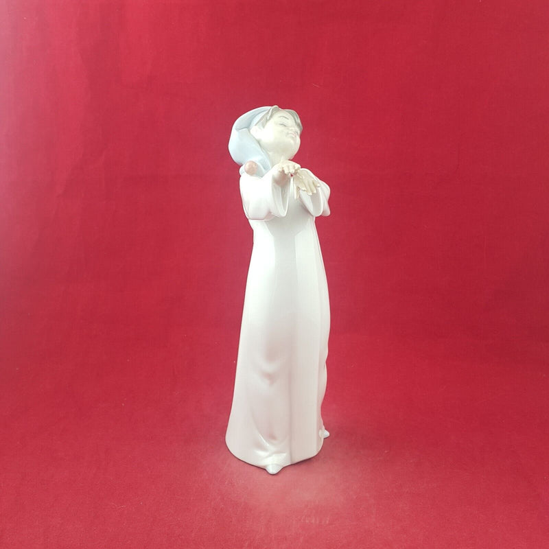 Lladro Nao Figurine 6482 Little Sleepwalker Boxed - 8977 L/N