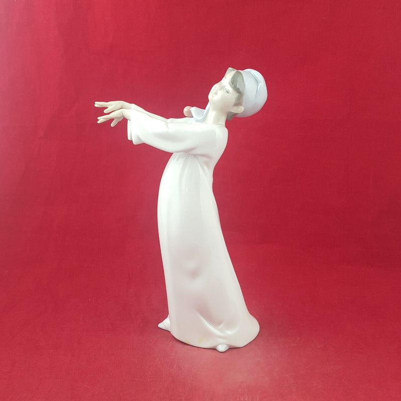 Lladro Nao Figurine 6482 Little Sleepwalker Boxed - 8977 L/N