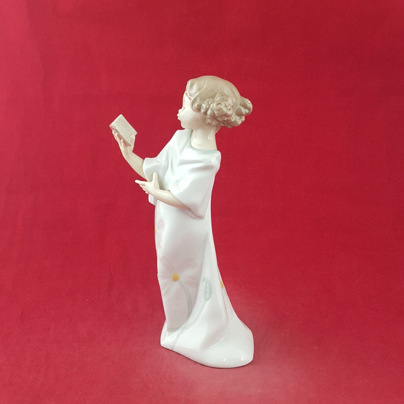 Nao by Lladro Porcelain Figurine 1499 Pretty Poems - 8890 L/N