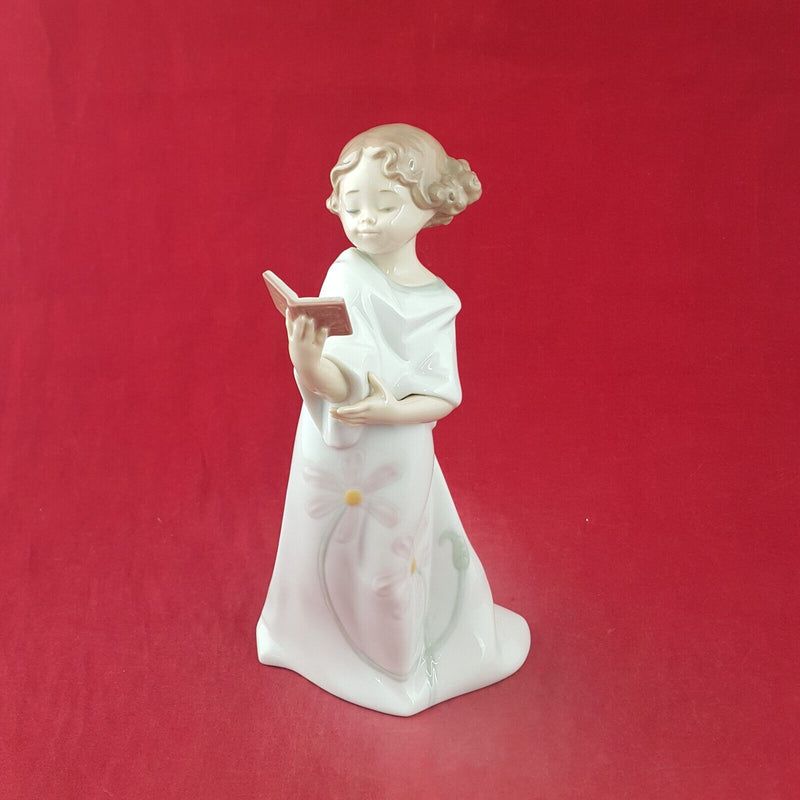 Nao by Lladro Porcelain Figurine 1499 Pretty Poems - 8890 L/N