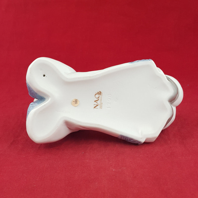 Lladro Nao Figurine - Dreaming On Ice | Eskimo Girl 1298