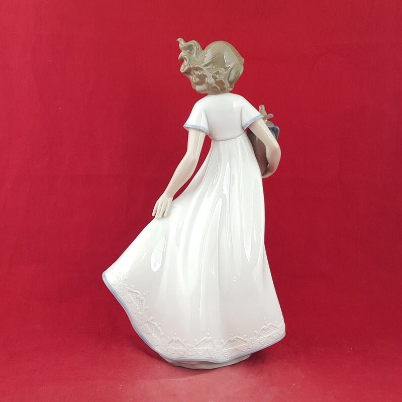 Lladro Nao Figurine - A Joyful New Friend 1409