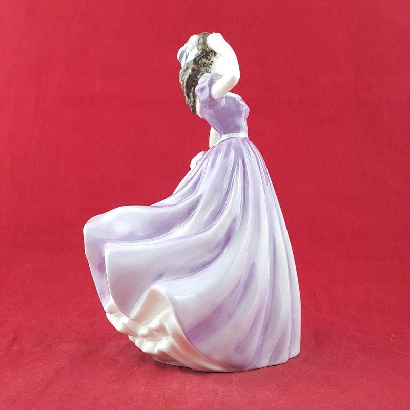 Royal Doulton Figurine - Bells Across Valley HN4300 – RD 2724