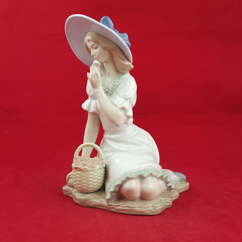 Nao By Lladro - Meadow Song 1365 - L/N 1011