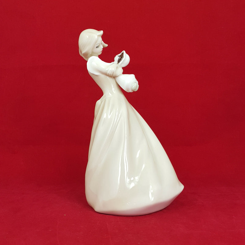 Royal Doulton Figurine - Dreaming HN3133 - 445 RD