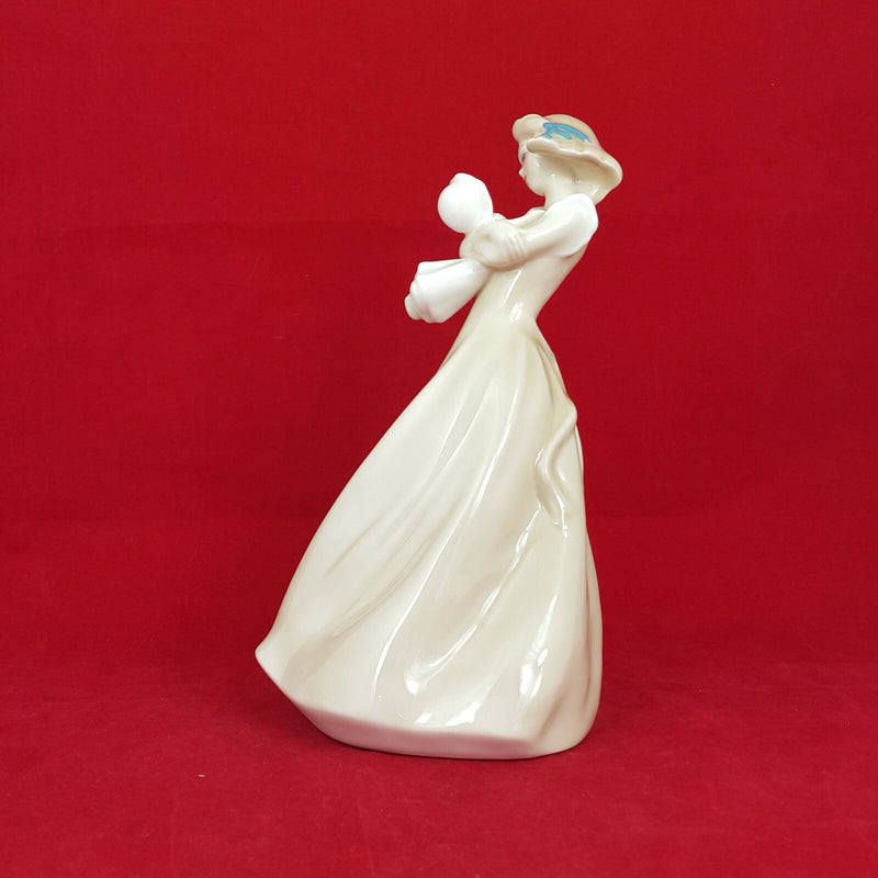 Royal Doulton Figurine - Dreaming HN3133 - 445 RD