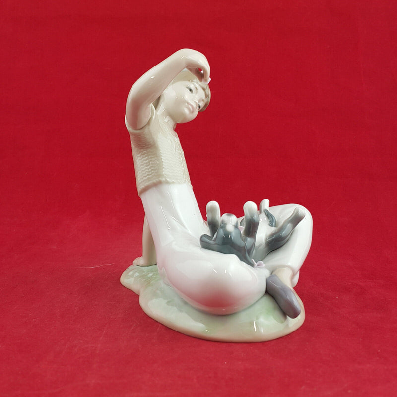 Lladro - Playtime With Petals 7711 (Boxed) - L/N 2104