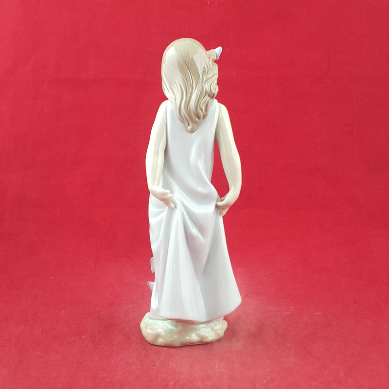 Lladro Figurine - Friend of The Butterflies Girl 6963 (Boxed) - L/N 3620