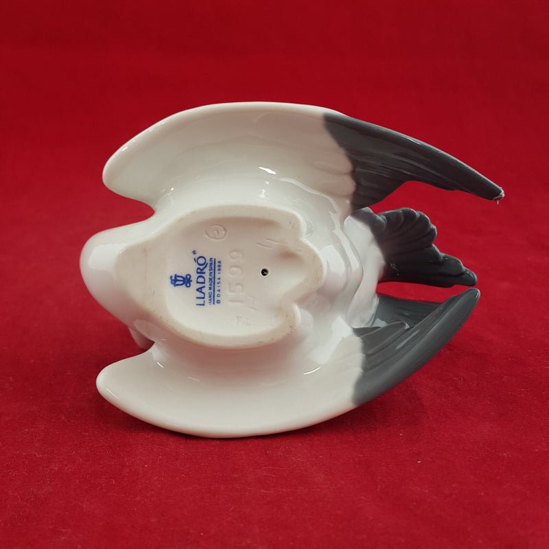 Lladro - Nesting Crane 1599 - L/N 1452