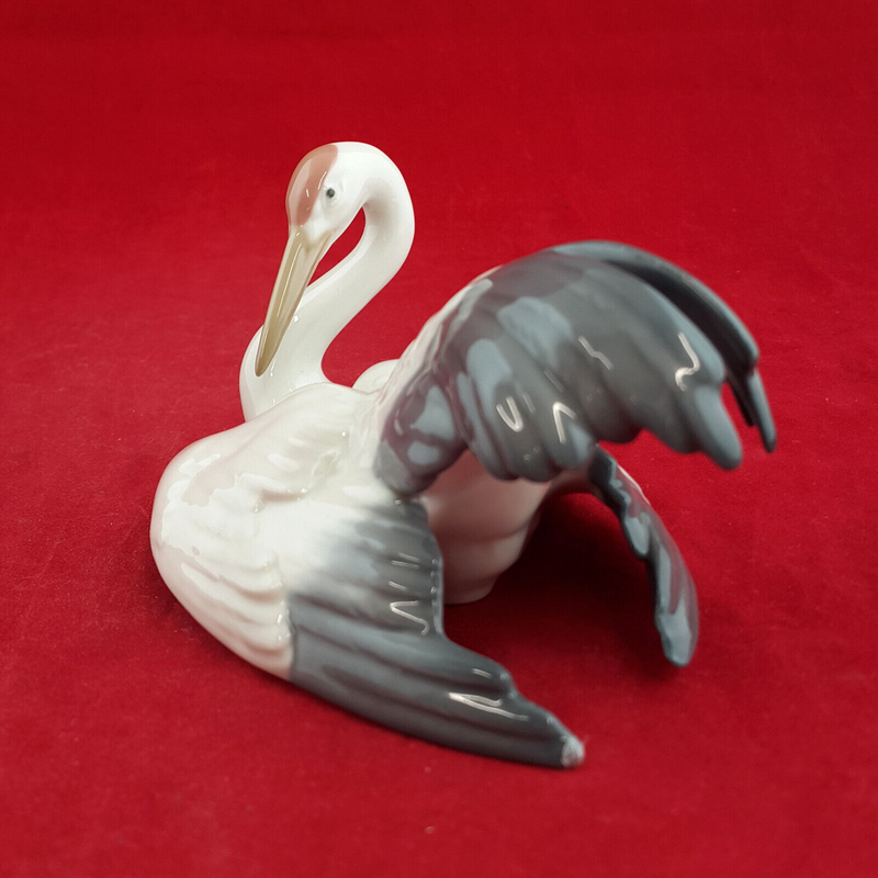 Lladro - Nesting Crane 1599 - L/N 1452