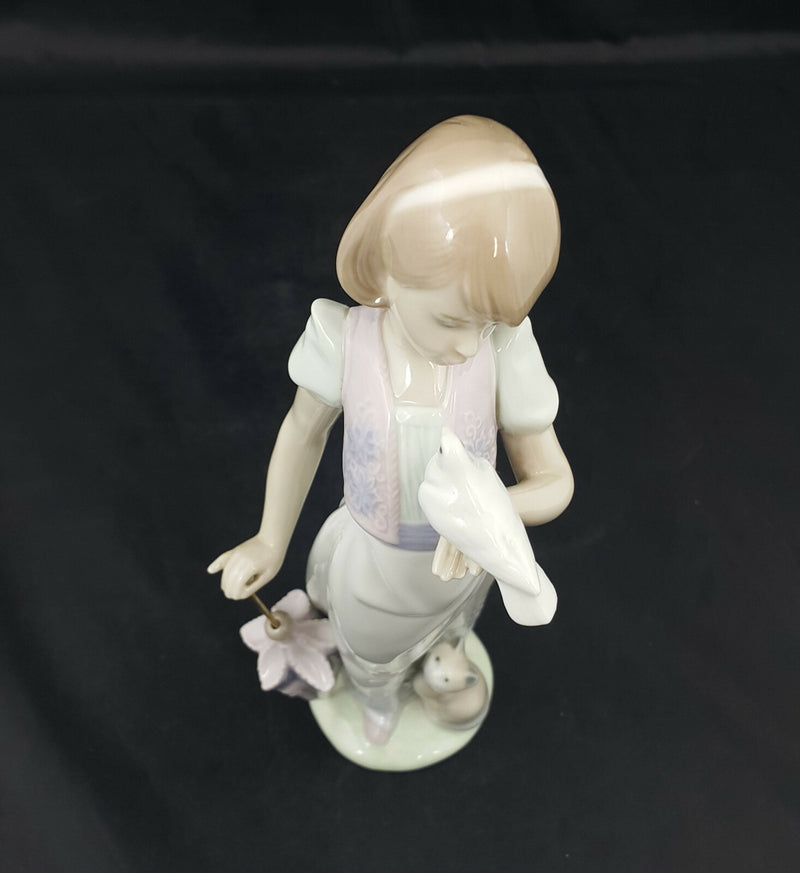 Lladro Figurine 7611 Summer Stroll Collectors Society Boxed - Glued