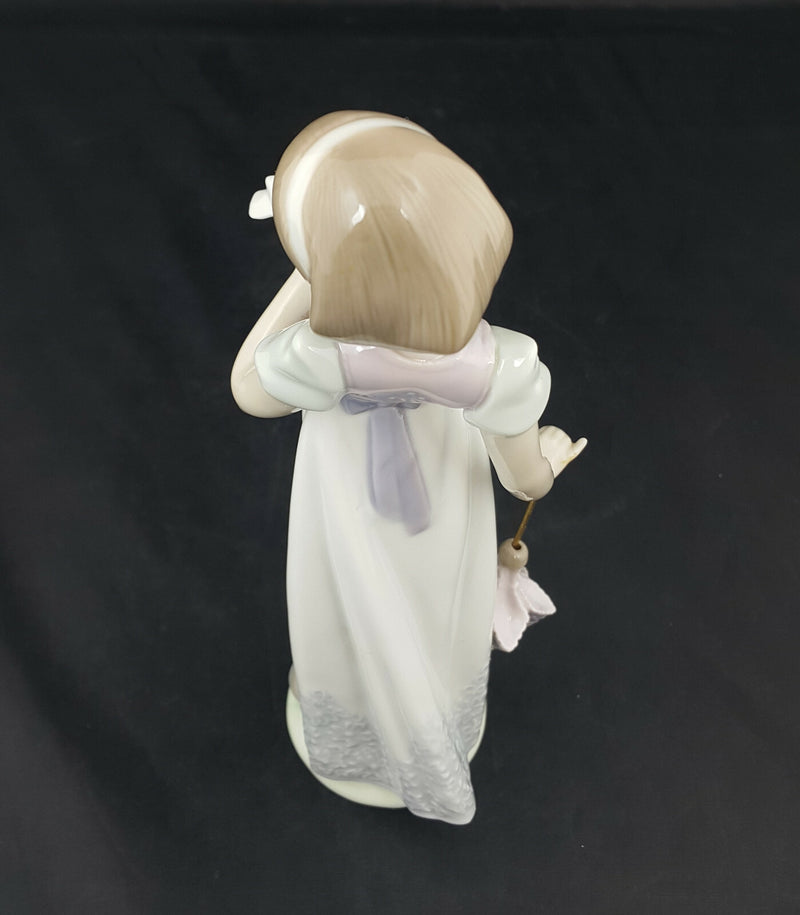 Lladro Figurine 7611 Summer Stroll Collectors Society Boxed - Glued
