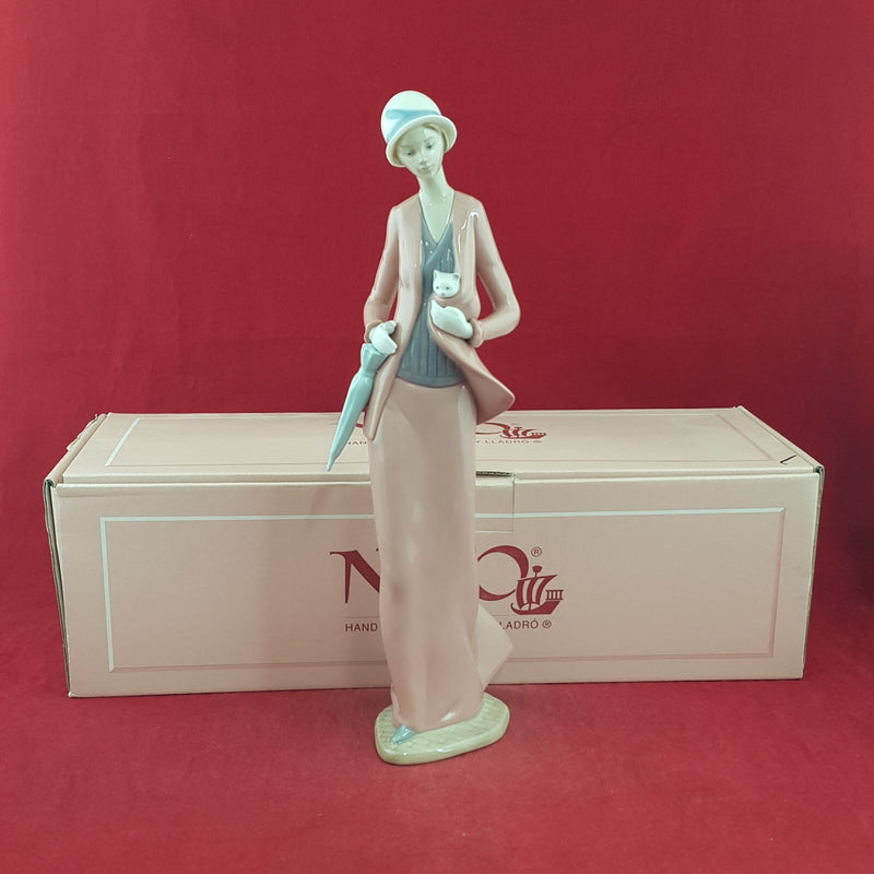 Lladro Nao Figurine 1232 Autumn Stroll Women With Cat Boxed - L/N