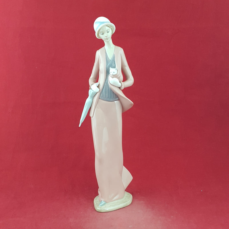 Lladro Nao Figurine 1232 Autumn Stroll Women With Cat Boxed - L/N