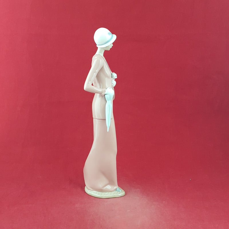 Lladro Nao Figurine 1232 Autumn Stroll Women With Cat Boxed - L/N