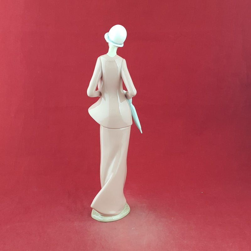 Lladro Nao Figurine 1232 Autumn Stroll Women With Cat Boxed - L/N
