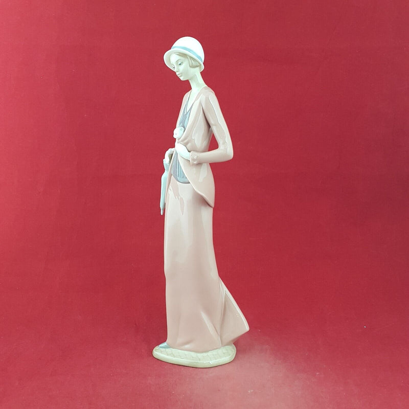 Lladro Nao Figurine 1232 Autumn Stroll Women With Cat Boxed - L/N