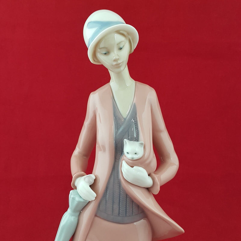 Lladro Nao Figurine 1232 Autumn Stroll Women With Cat Boxed - L/N