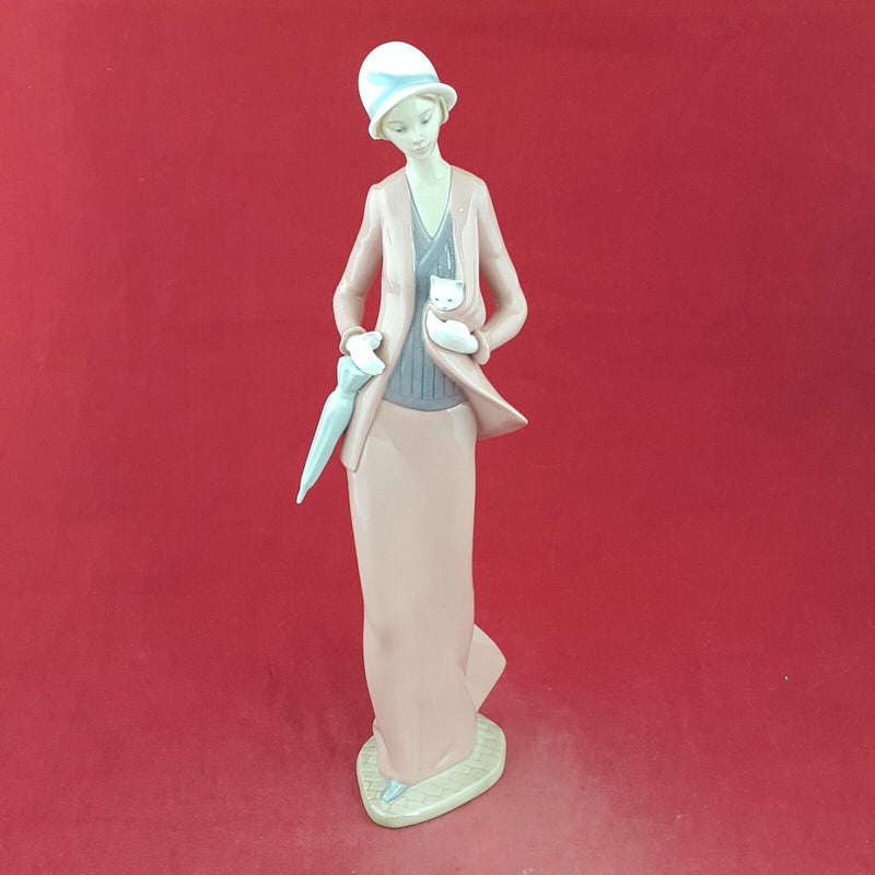 Lladro Nao Figurine 1232 Autumn Stroll Women With Cat Boxed - L/N