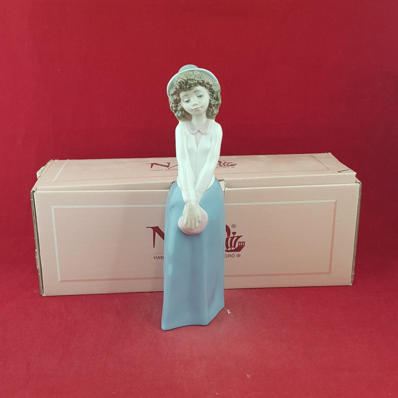 Lladro Nao - Too Cute / Girl With Purse 1121  Boxed - L/N 8968