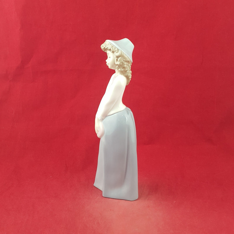 Lladro Nao - Too Cute / Girl With Purse 1121  Boxed - L/N 8968