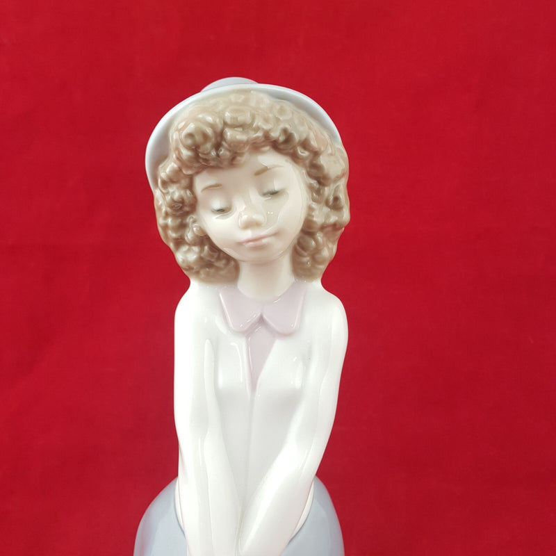 Lladro Nao - Too Cute / Girl With Purse 1121  Boxed - L/N 8968