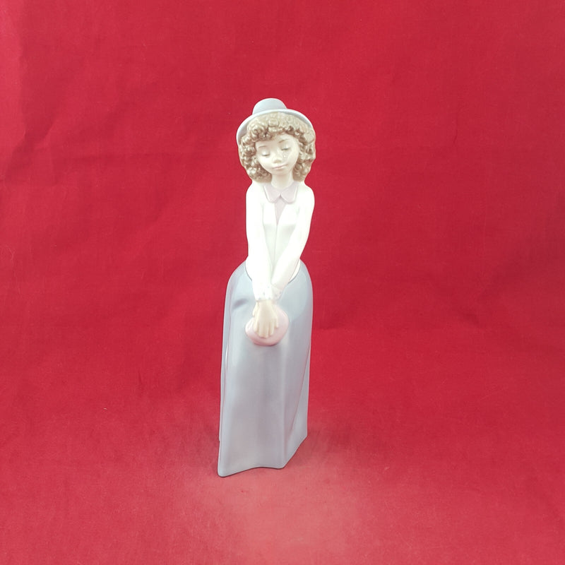 Lladro Nao - Too Cute / Girl With Purse 1121  Boxed - L/N 8968