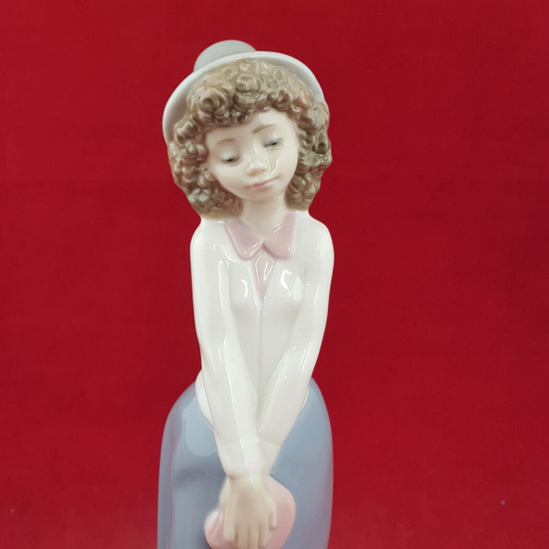Lladro Nao - Too Cute / Girl With Purse 1121  Boxed - L/N 8968