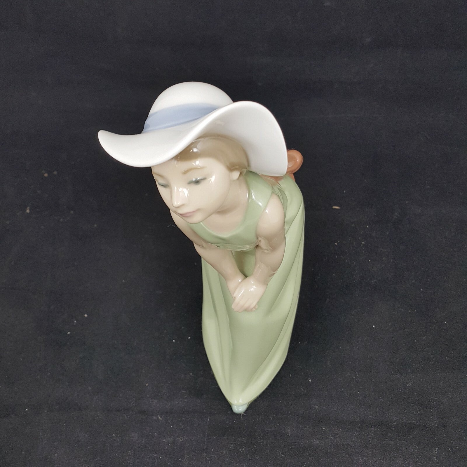 Lladro 麦わら帽子をかぶった好奇心旺盛な女の子5009 フィギュリン
