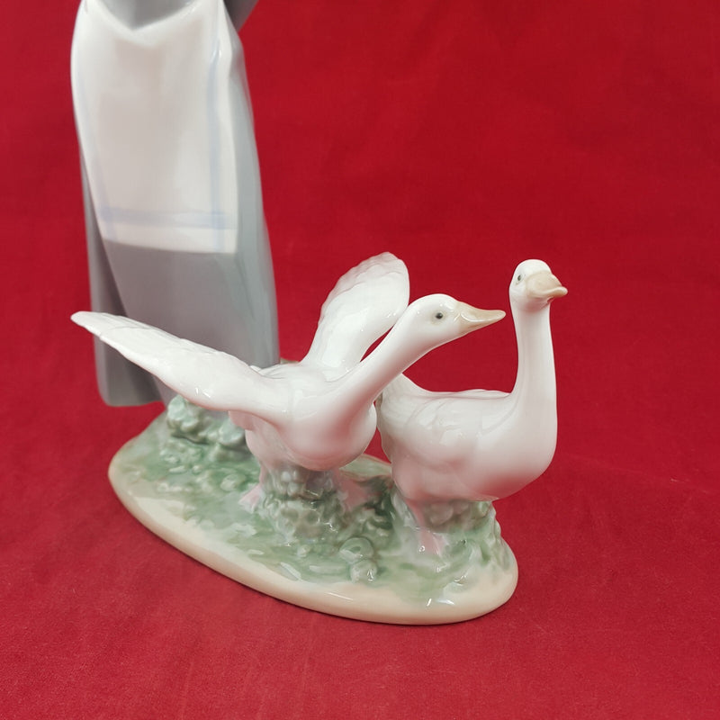 Lladro Porcelain Figurine 5659 - Girl with Geese / Barnyard Scene Goose Girl - 7