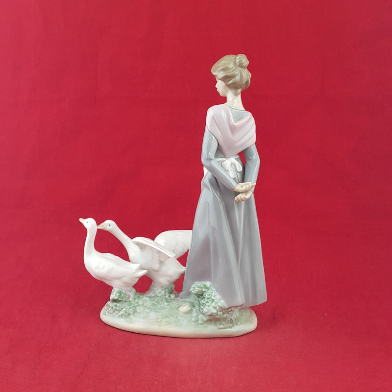 Lladro Porcelain Figurine 5659 - Girl with Geese / Barnyard Scene Goose Girl - 7