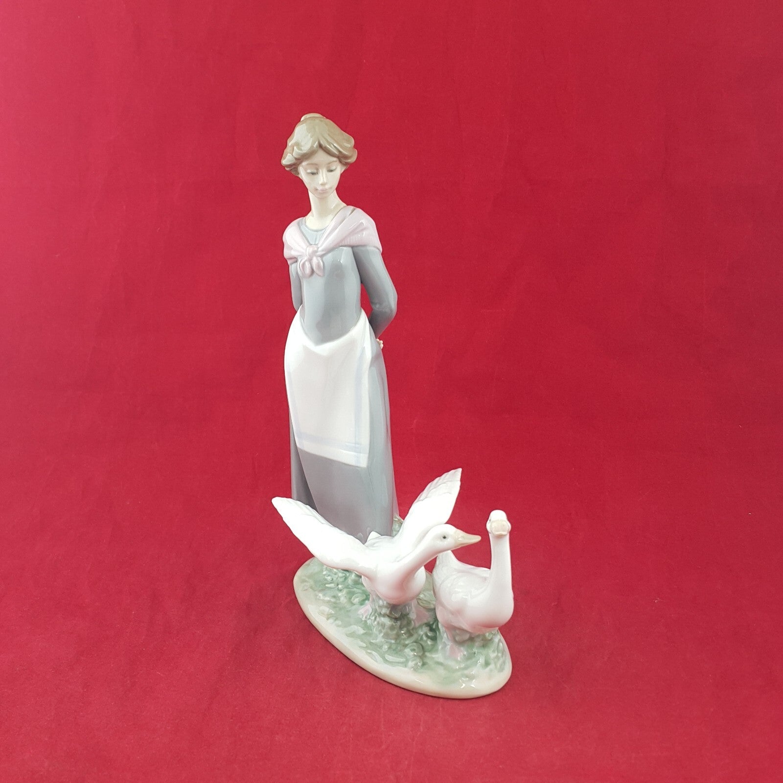 Lladro Porcelain Figurine 5659 - Girl with Geese / Barnyard Scene