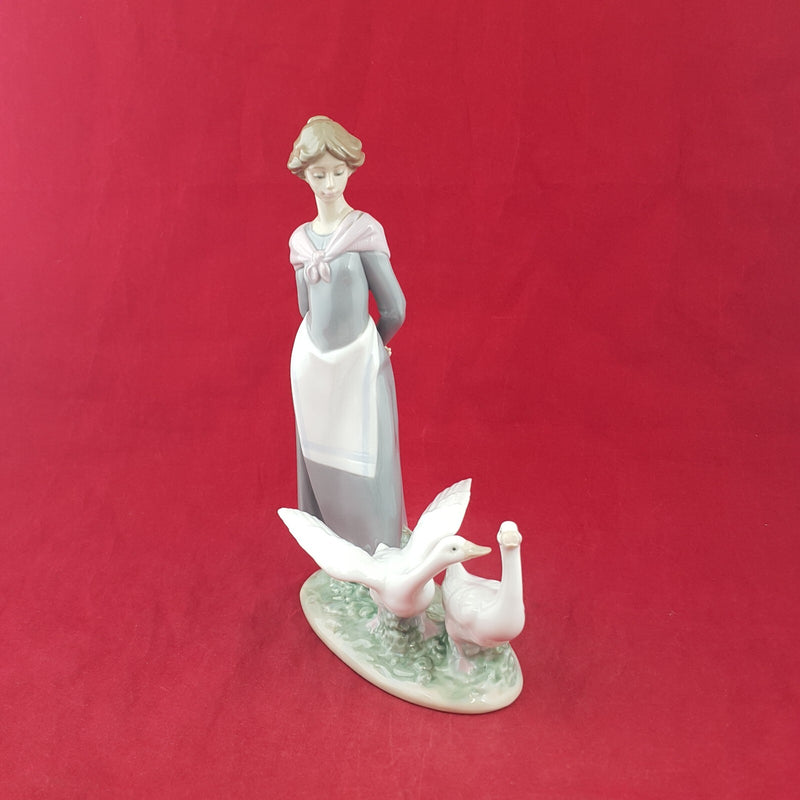 Lladro Porcelain Figurine 5659 - Girl with Geese / Barnyard Scene Goose Girl - 7