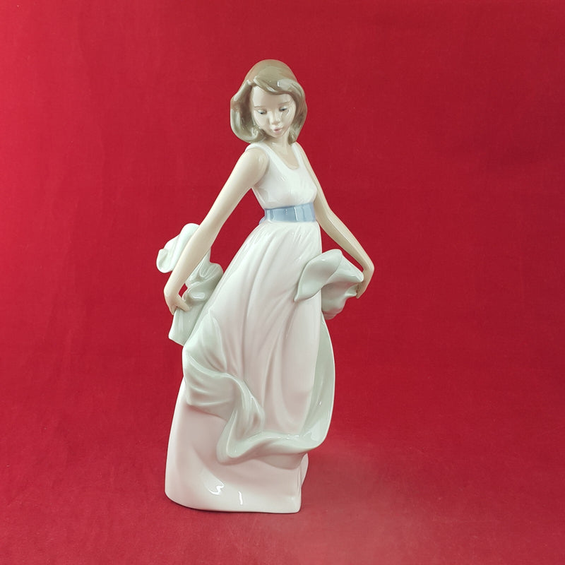 Nao by Lladro Porcelain Figurine 1343 Walking On Air - 8863 L/N