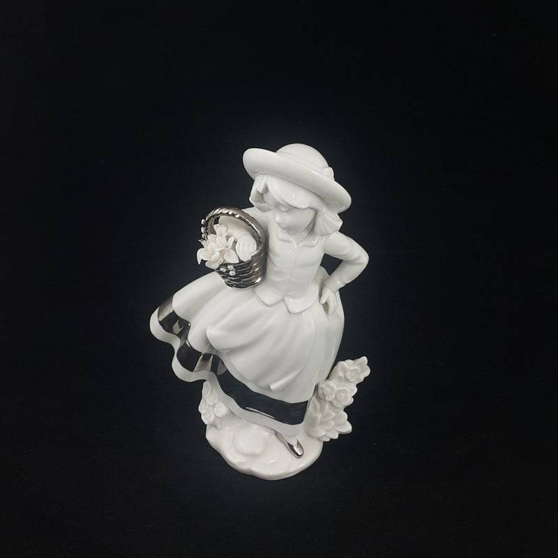Nao by Lladro Figurine Re-Deco Sweet Scent - 6723 L/N