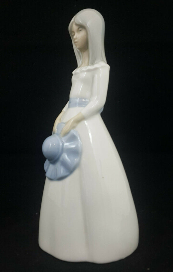 Valencia Figurine Girl in a Standing Pose - Miquel Requena S. A - FB0117