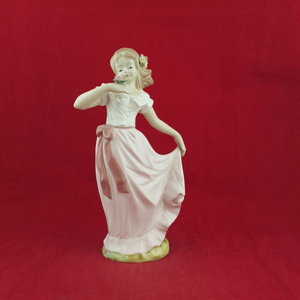 Vintage Tengra Figurine - Girl with Rose - 6738 N/A