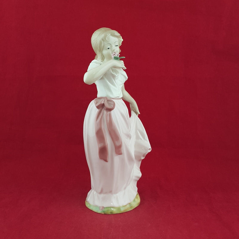 Vintage Tengra Figurine - Girl with Rose - 6738 N/A