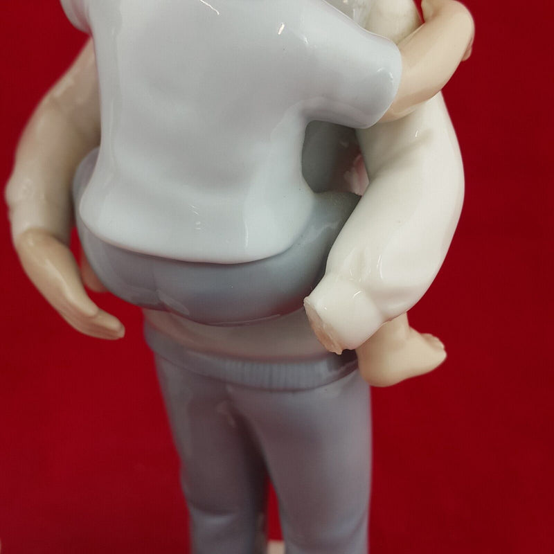 Leonardo Collection Figurine Piggyback Ride with Mum & Dad (Damaged) - 6752 N/A