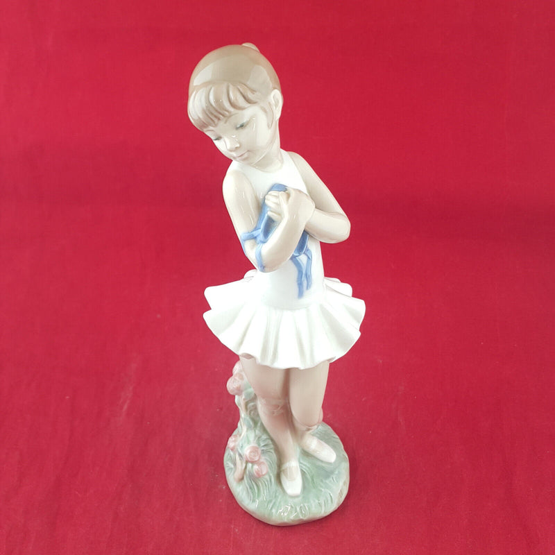 Lladro Little Ballerina II 8126. Porcelain Figurine