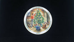 Royal Doulton Family Christmas The Finishing Touch Plate