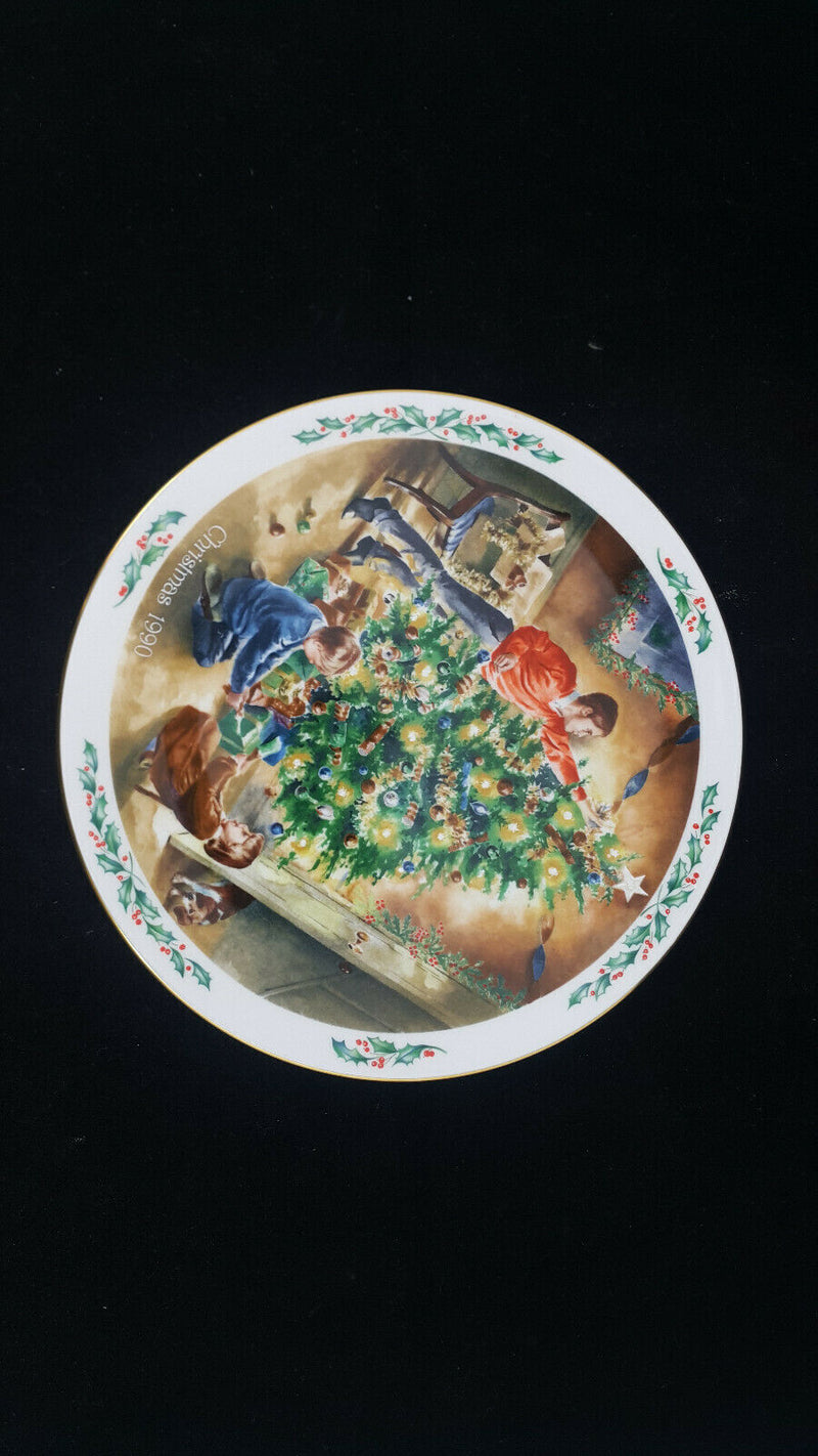 Royal Doulton Family Christmas The Finishing Touch Plate