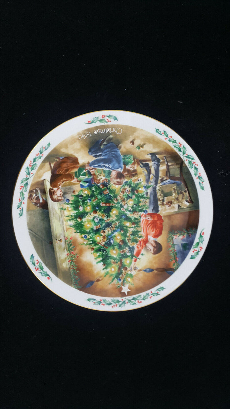 Royal Doulton Family Christmas The Finishing Touch Plate