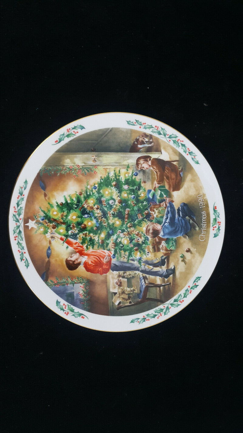 Royal Doulton Family Christmas The Finishing Touch Plate