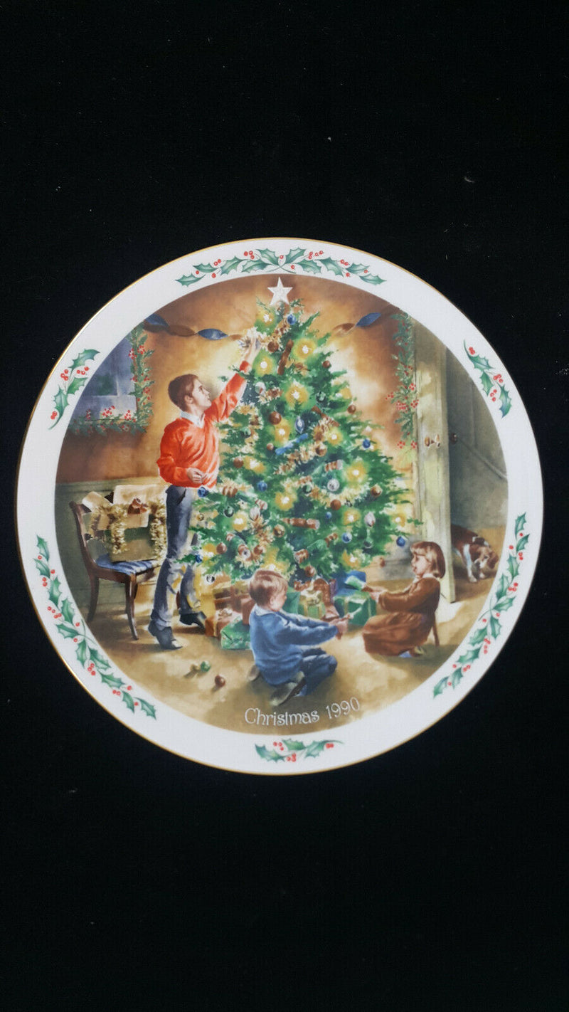 Royal Doulton Family Christmas The Finishing Touch Plate