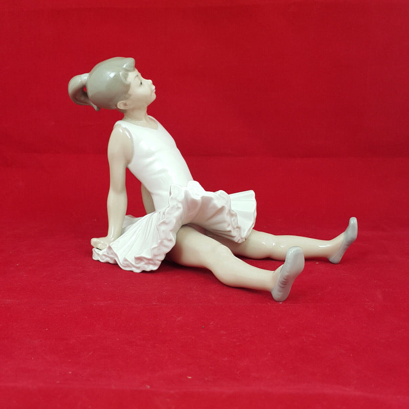 Lladro Nao Sitting Ballerina Ballet Divertida Figurine(small chip / yellow mark)