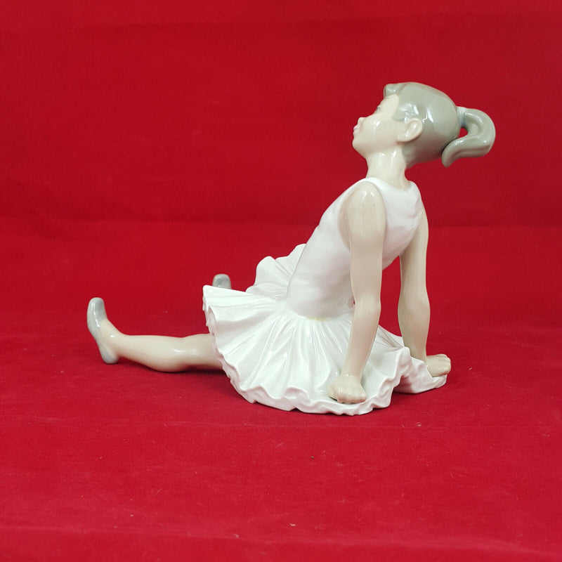Lladro Nao Sitting Ballerina Ballet Divertida Figurine(small chip / yellow mark)