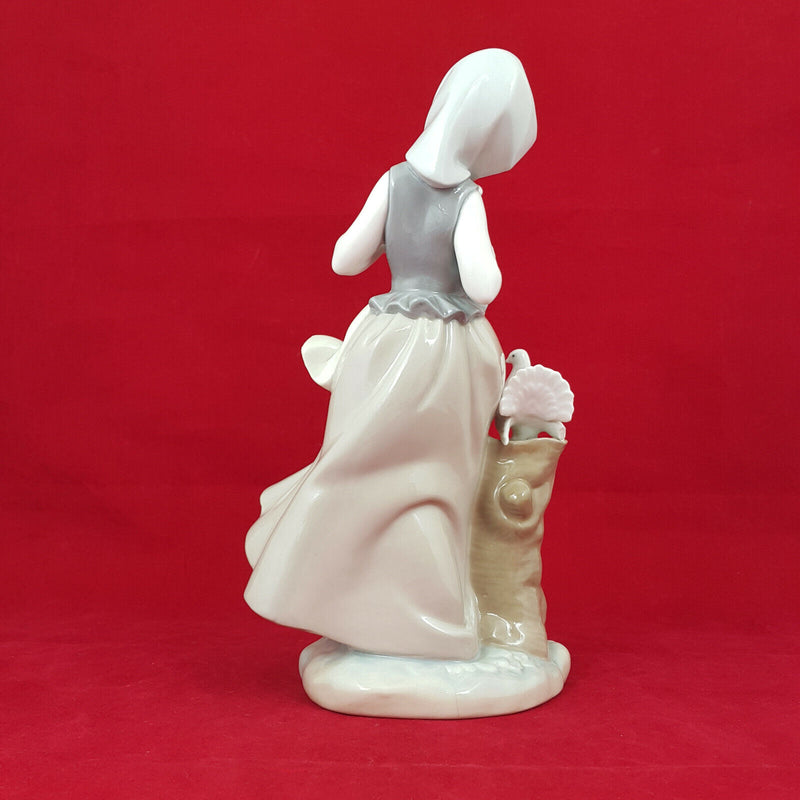 Lladro Figurine - 4915 Girl with Pigeons - 186 L/N