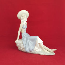 Lladro Nao Girl In Sunhat Sitting On A Rock Wall (Damaged)- 6278 L/N