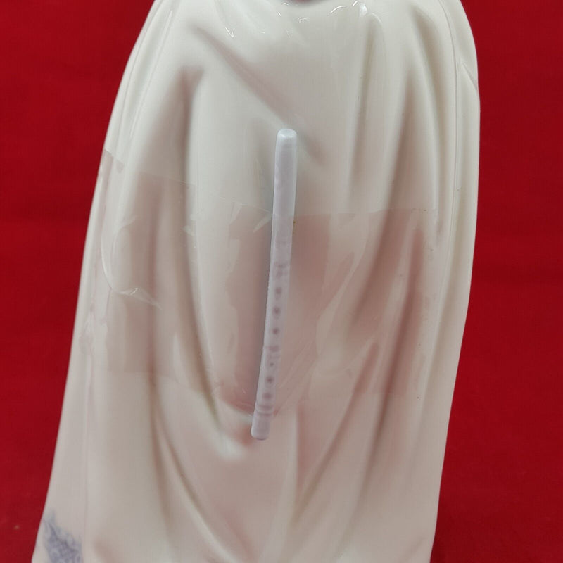 Lladro Nao Figurine 1339 - Notes On The Wind / Girl Playing Flute - 6584 L/N